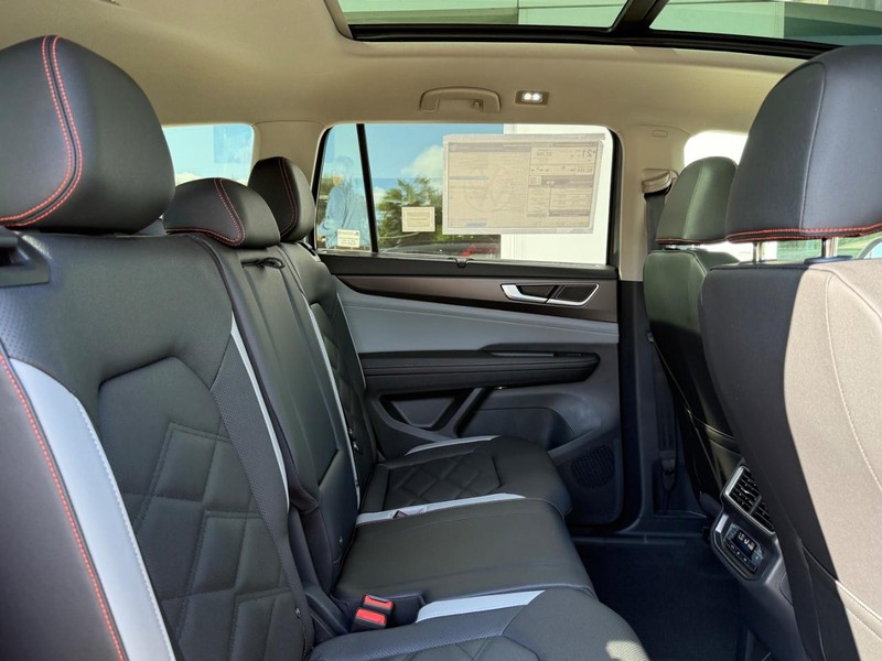 Volkswagen Atlas Vehicle Full-screen Gallery Image 5