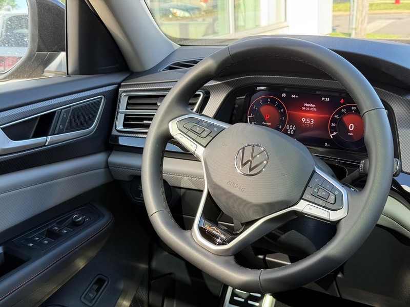 Volkswagen Atlas Vehicle Full-screen Gallery Image 9