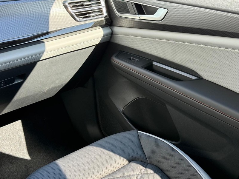 Volkswagen Atlas Vehicle Full-screen Gallery Image 10