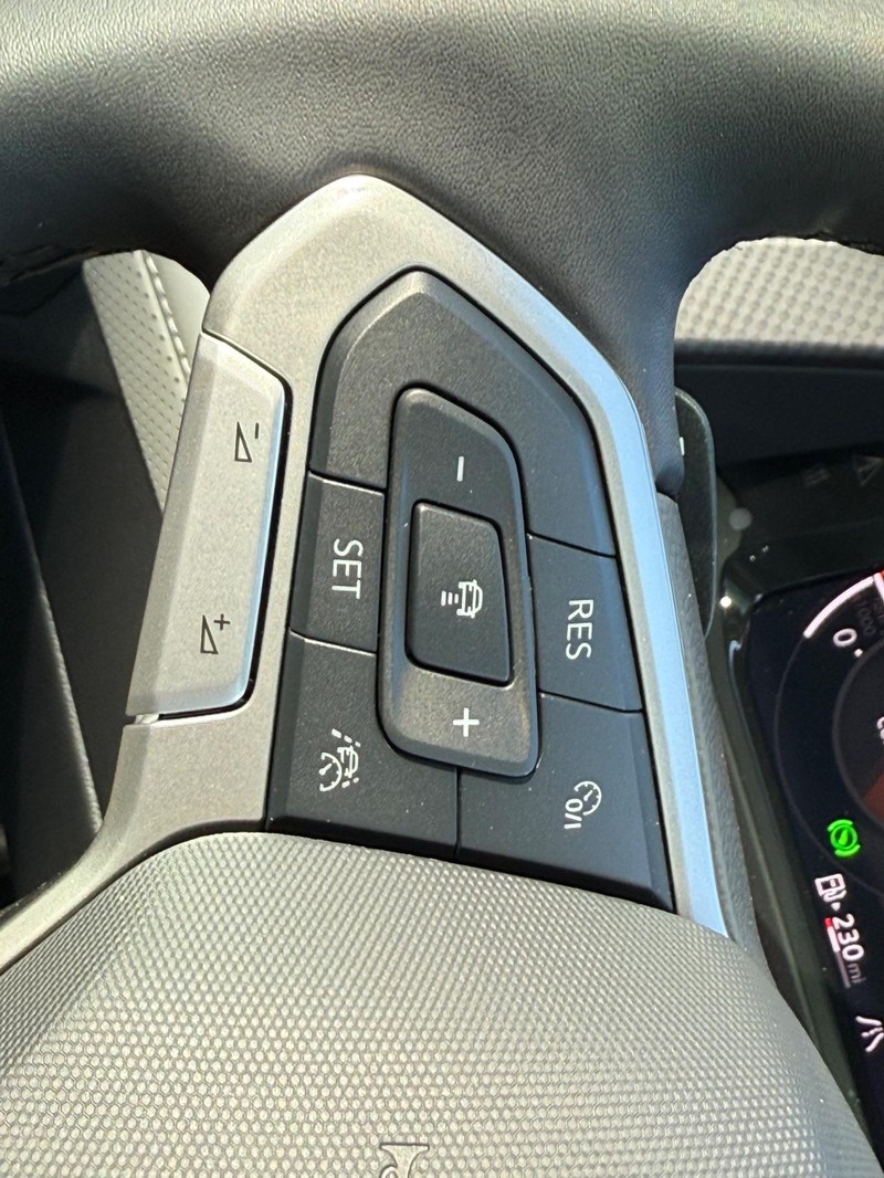 Volkswagen Atlas Vehicle Full-screen Gallery Image 11