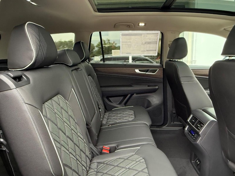 Volkswagen Atlas Vehicle Full-screen Gallery Image 5