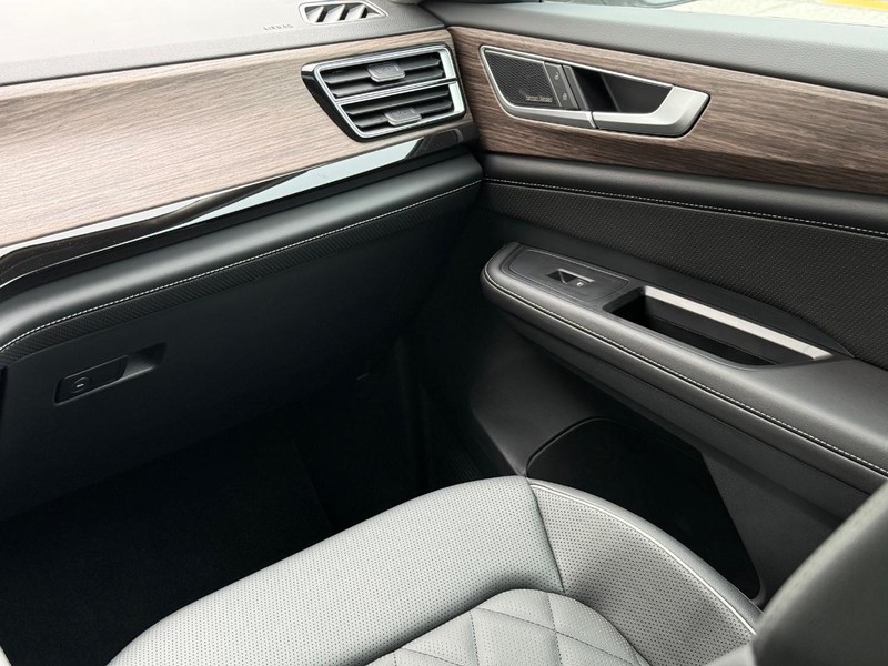 Volkswagen Atlas Vehicle Full-screen Gallery Image 10