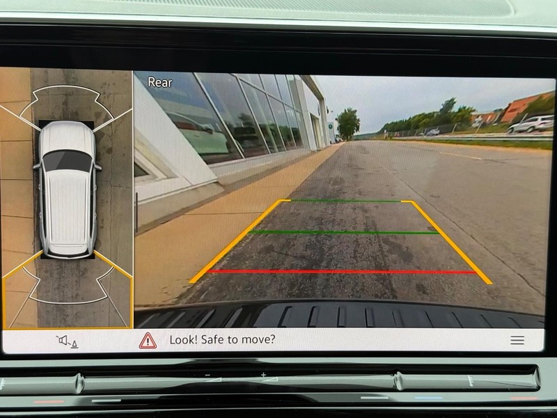 Volkswagen Atlas Vehicle Full-screen Gallery Image 13