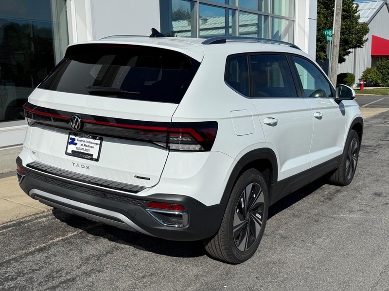 Volkswagen Taos Vehicle Full-screen Gallery Image 3