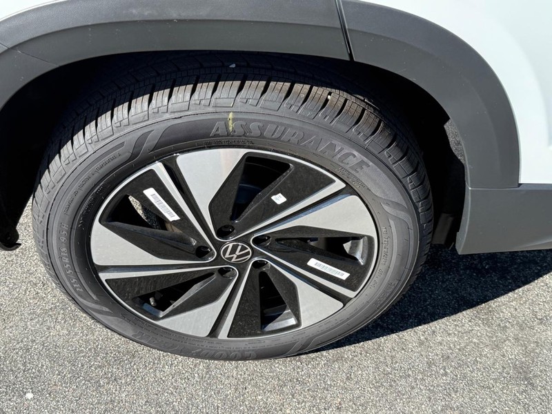 Volkswagen Taos Vehicle Full-screen Gallery Image 4