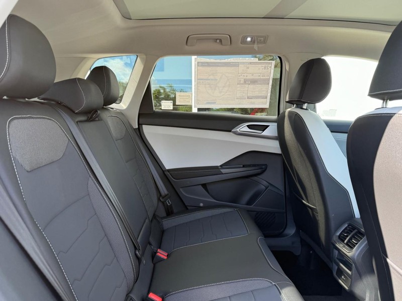Volkswagen Taos Vehicle Full-screen Gallery Image 5