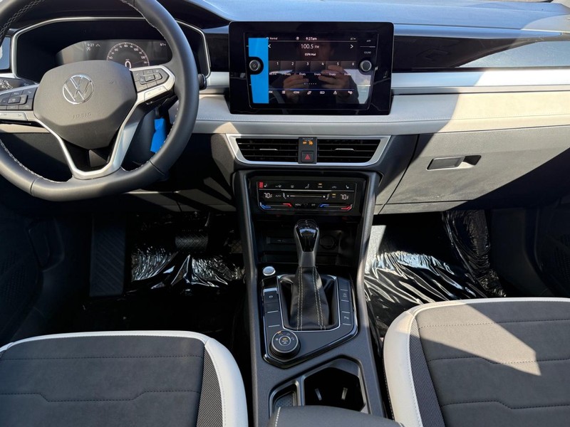 Volkswagen Taos Vehicle Full-screen Gallery Image 6