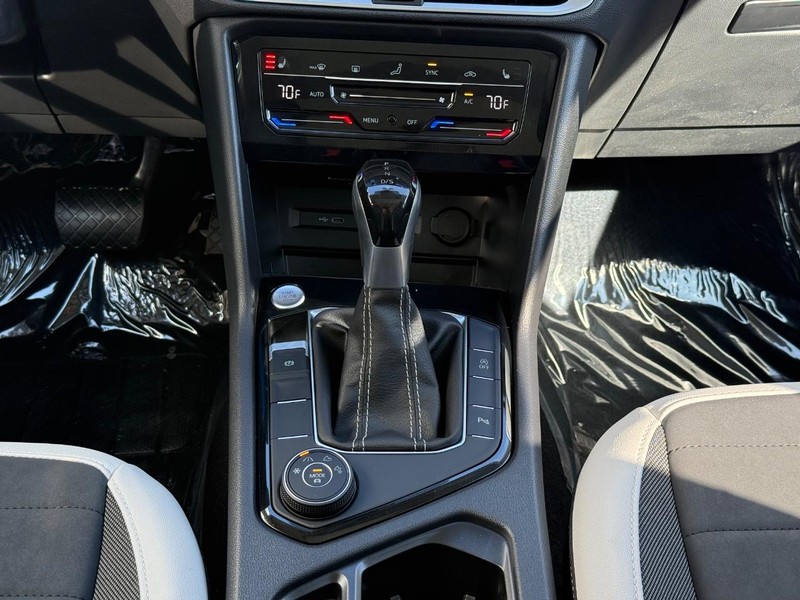 Volkswagen Taos Vehicle Full-screen Gallery Image 8