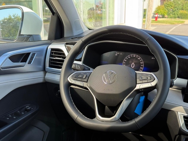 Volkswagen Taos Vehicle Full-screen Gallery Image 9