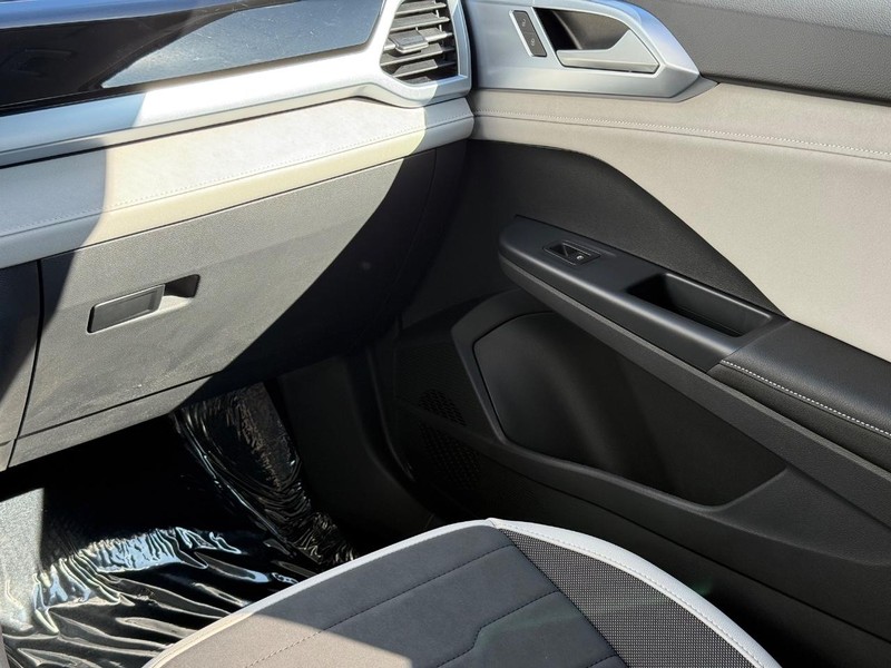 Volkswagen Taos Vehicle Full-screen Gallery Image 10