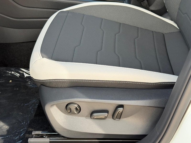 Volkswagen Taos Vehicle Full-screen Gallery Image 16