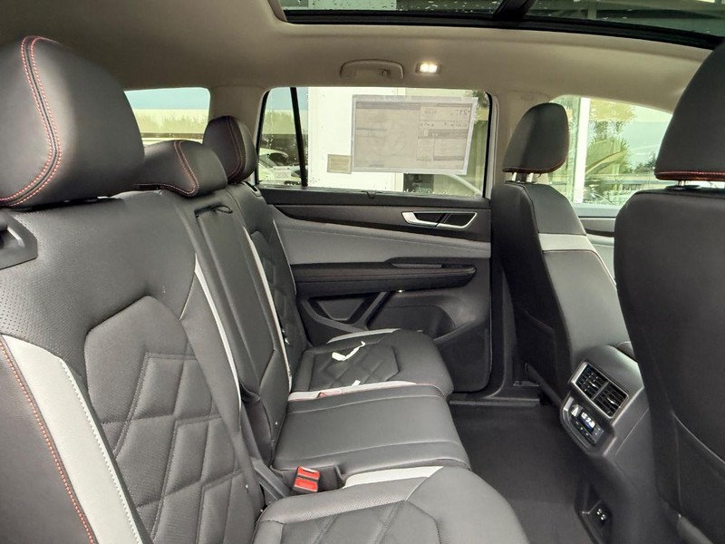 Volkswagen Atlas Vehicle Full-screen Gallery Image 5