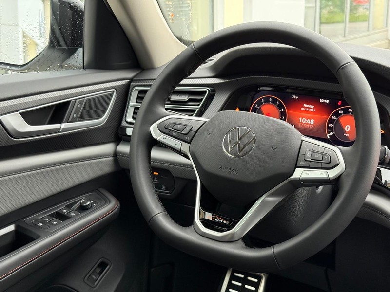 Volkswagen Atlas Vehicle Full-screen Gallery Image 8