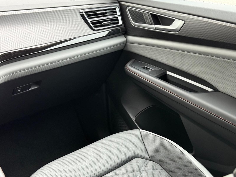 Volkswagen Atlas Vehicle Full-screen Gallery Image 9