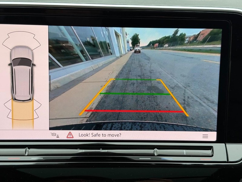 Volkswagen Atlas Vehicle Full-screen Gallery Image 12