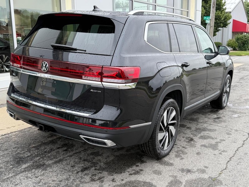 Volkswagen Atlas Vehicle Full-screen Gallery Image 3
