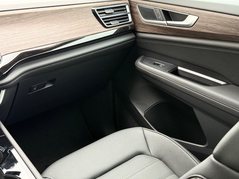 Volkswagen Atlas Vehicle Full-screen Gallery Image 10