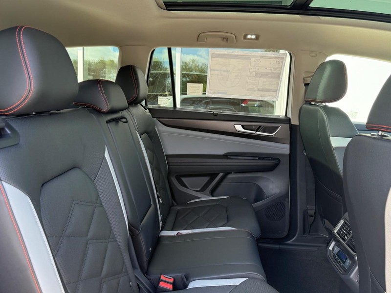 Volkswagen Atlas Vehicle Full-screen Gallery Image 6