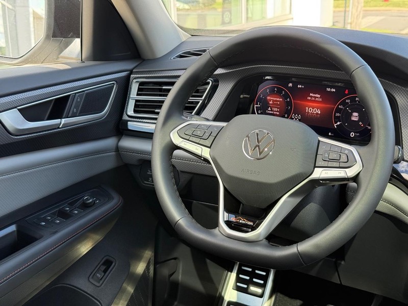 Volkswagen Atlas Vehicle Full-screen Gallery Image 10