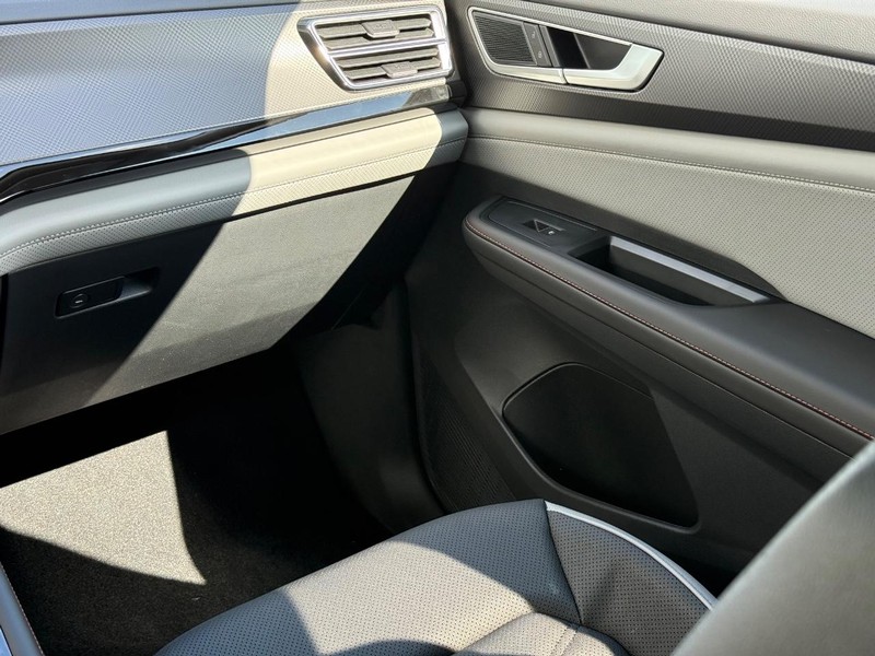 Volkswagen Atlas Vehicle Full-screen Gallery Image 11