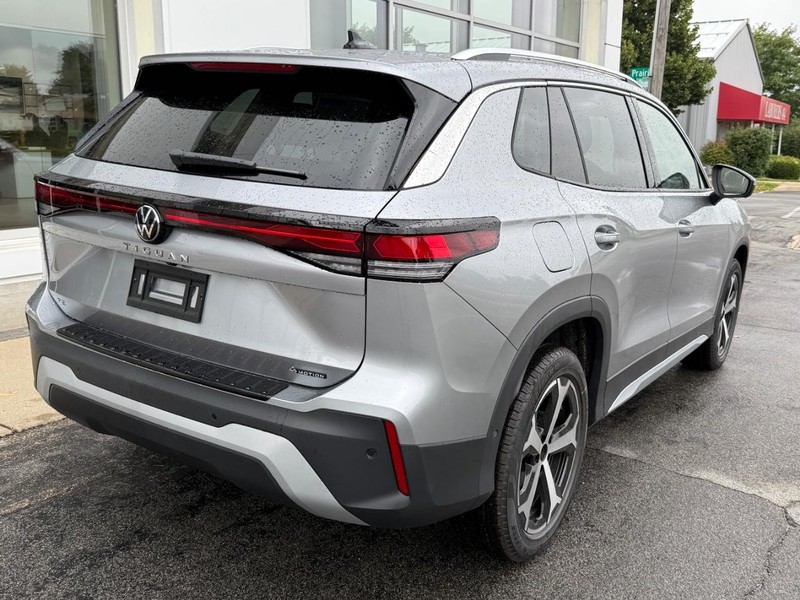 Volkswagen Tiguan Vehicle Full-screen Gallery Image 3