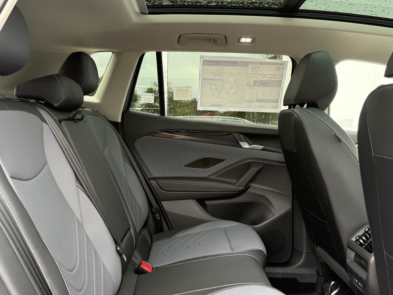 Volkswagen Tiguan Vehicle Full-screen Gallery Image 4