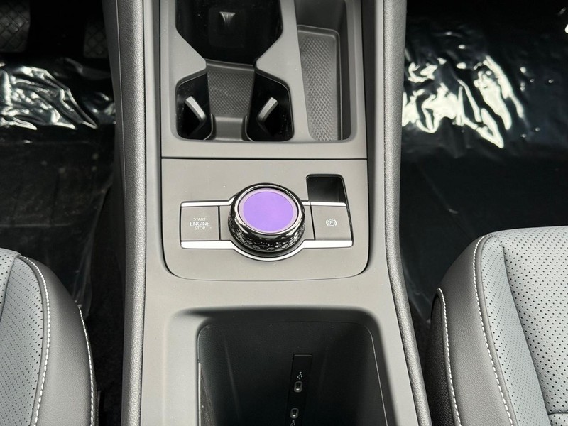 Volkswagen Tiguan Vehicle Full-screen Gallery Image 7