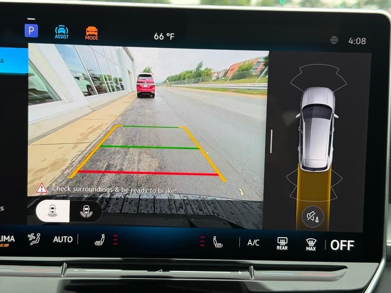 Volkswagen Tiguan Vehicle Full-screen Gallery Image 12