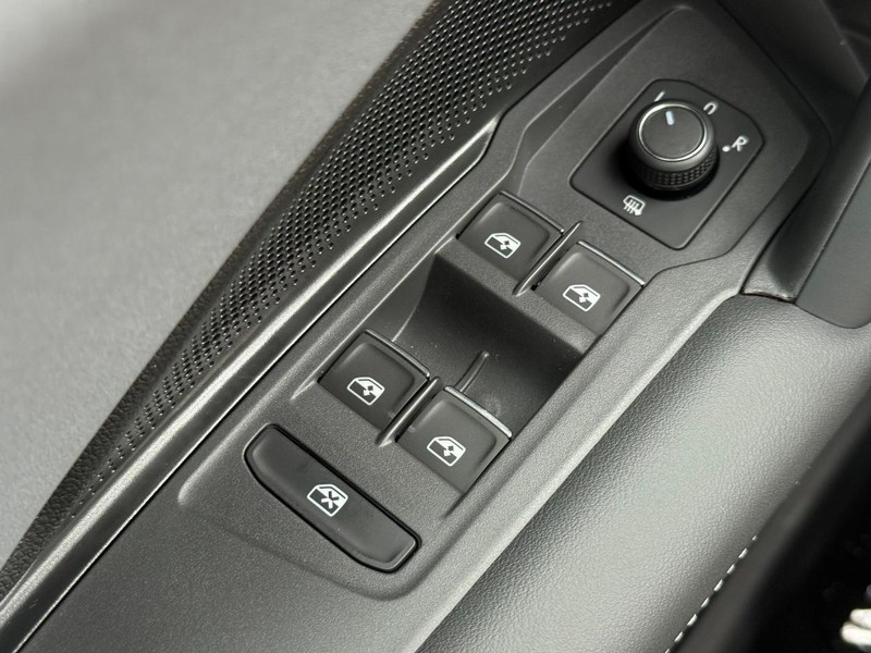 Volkswagen Tiguan Vehicle Full-screen Gallery Image 14