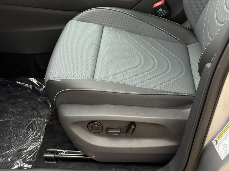 Volkswagen Tiguan Vehicle Full-screen Gallery Image 15