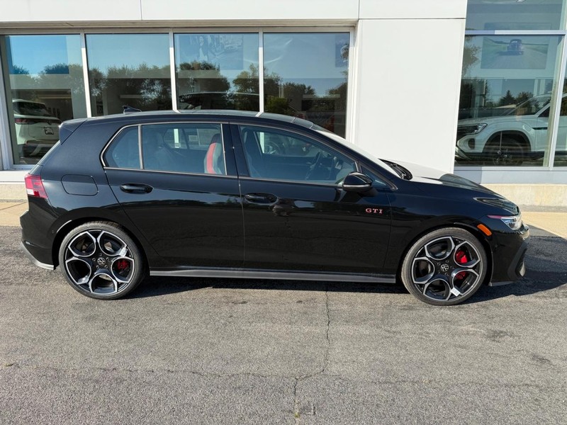 Volkswagen Golf GTI Vehicle Full-screen Gallery Image 2