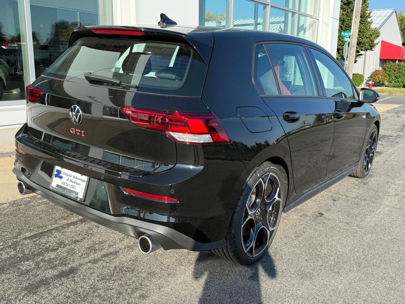 Volkswagen Golf GTI Vehicle Full-screen Gallery Image 3