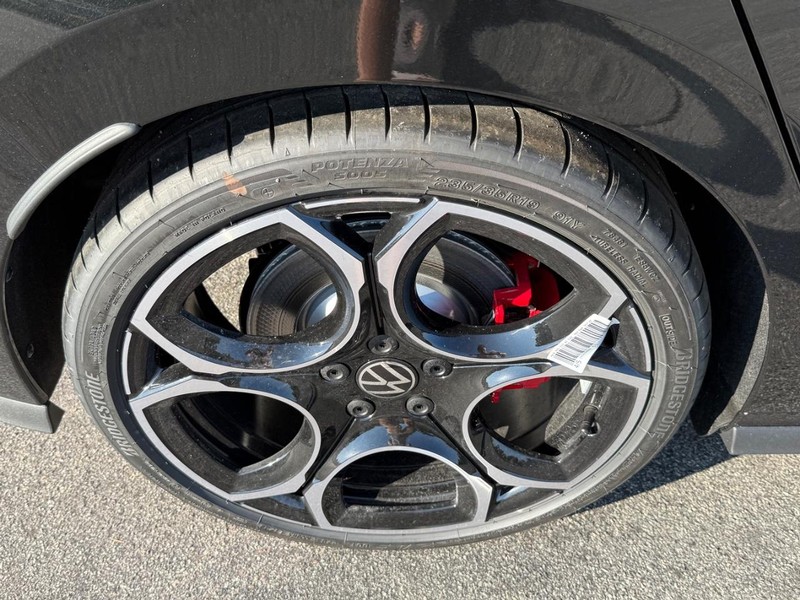 Volkswagen Golf GTI Vehicle Full-screen Gallery Image 4