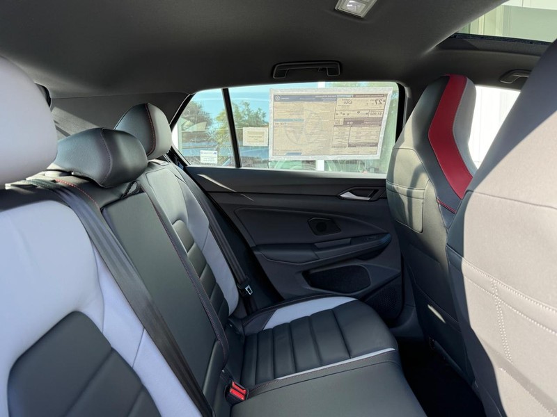 Volkswagen Golf GTI Vehicle Full-screen Gallery Image 5