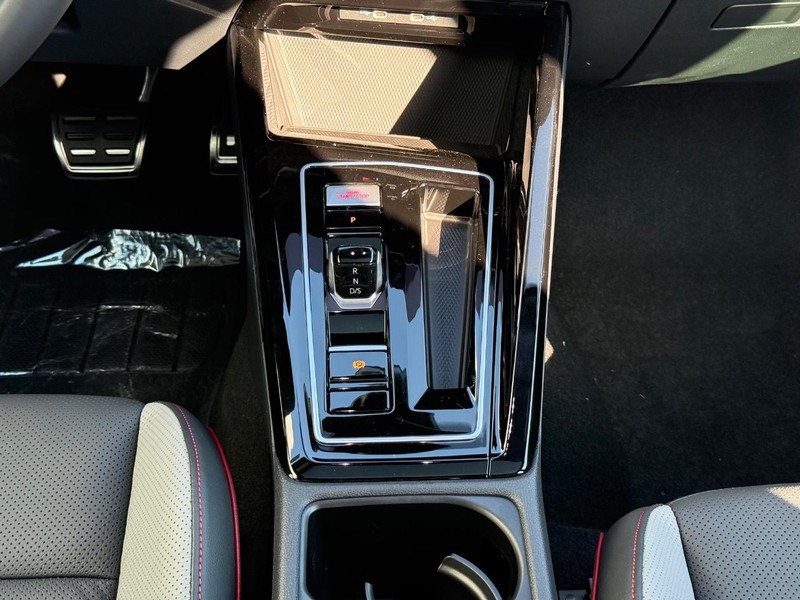 Volkswagen Golf GTI Vehicle Full-screen Gallery Image 8