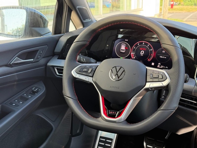 Volkswagen Golf GTI Vehicle Full-screen Gallery Image 9