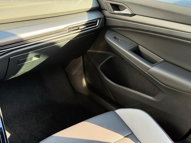 Volkswagen Golf GTI Vehicle Full-screen Gallery Image 10