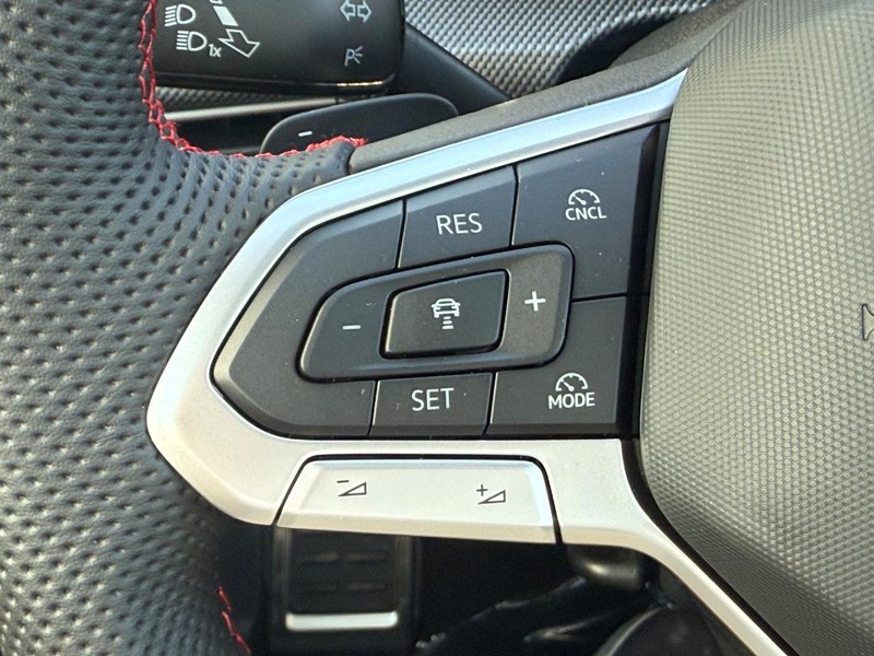 Volkswagen Golf GTI Vehicle Full-screen Gallery Image 11