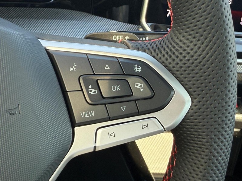 Volkswagen Golf GTI Vehicle Full-screen Gallery Image 12