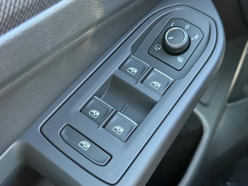 Volkswagen Golf GTI Vehicle Full-screen Gallery Image 15