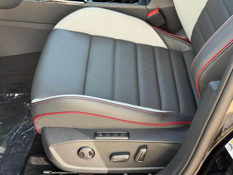 Volkswagen Golf GTI Vehicle Full-screen Gallery Image 16