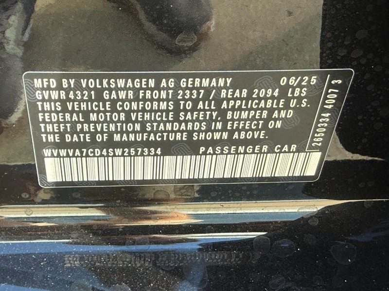 Volkswagen Golf GTI Vehicle Full-screen Gallery Image 17