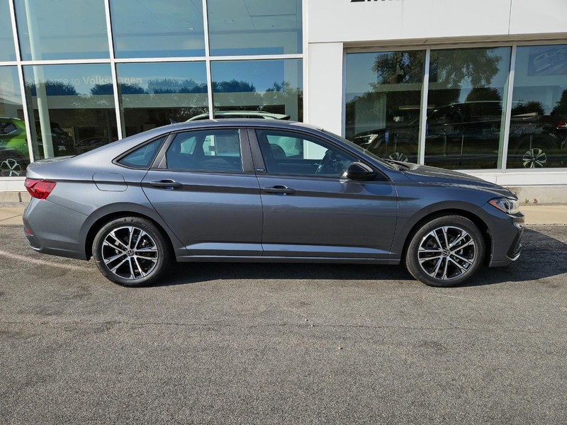 Volkswagen Jetta Vehicle Full-screen Gallery Image 2
