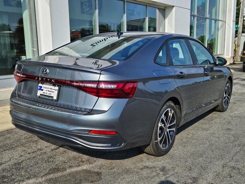 Volkswagen Jetta Vehicle Full-screen Gallery Image 3