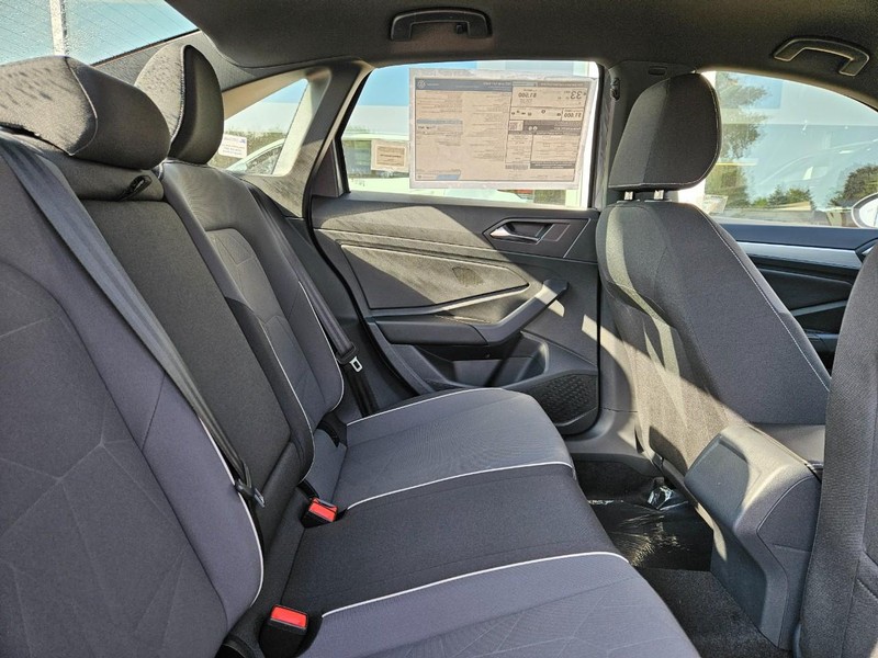 Volkswagen Jetta Vehicle Full-screen Gallery Image 5