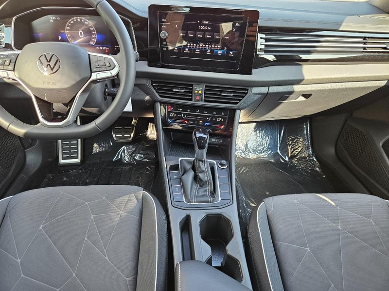 Volkswagen Jetta Vehicle Full-screen Gallery Image 6