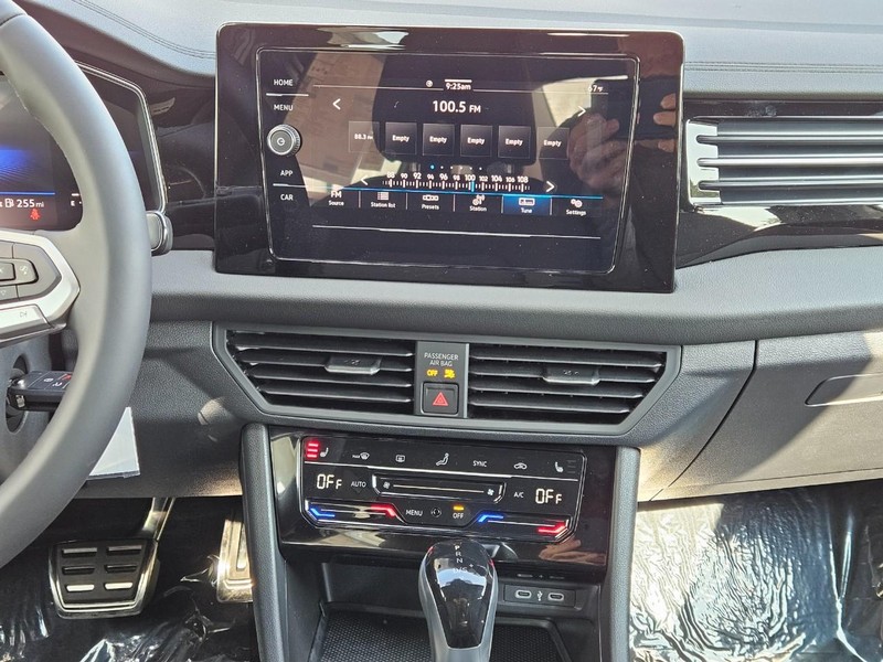 Volkswagen Jetta Vehicle Full-screen Gallery Image 7