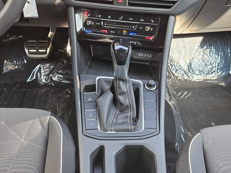 Volkswagen Jetta Vehicle Full-screen Gallery Image 8