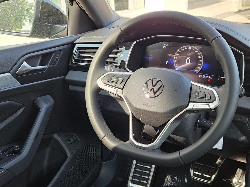 Volkswagen Jetta Vehicle Full-screen Gallery Image 9