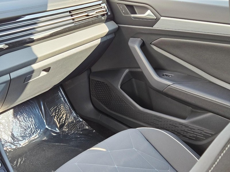 Volkswagen Jetta Vehicle Full-screen Gallery Image 10